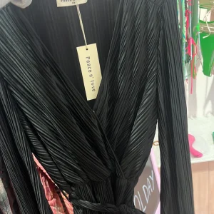 A3F77FA6-A908-4BF6-9A08-ED37AC81A7D6.jpgv1706706922 Robe 13170